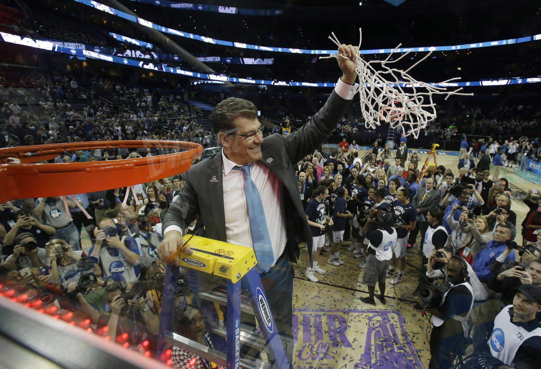 2015: Auriemma matches Wooden with 10th title